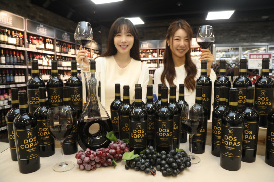 27일 이마트 용산점에서 모델들이 이마트의 와인 신상품 '도스코파스 리제르바'를 선보이고 있다. <이마트 제공>